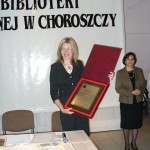 Elżbieta Wróblewska, Kierownik Biblioteki Publicznej w Choroszczy z dyplomem od Burmistrza