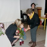 Irena Sakowicz z wnuczką wręczają kwiaty Elżbiecie Wróblewskiej, foto Izolda Hukałowicz